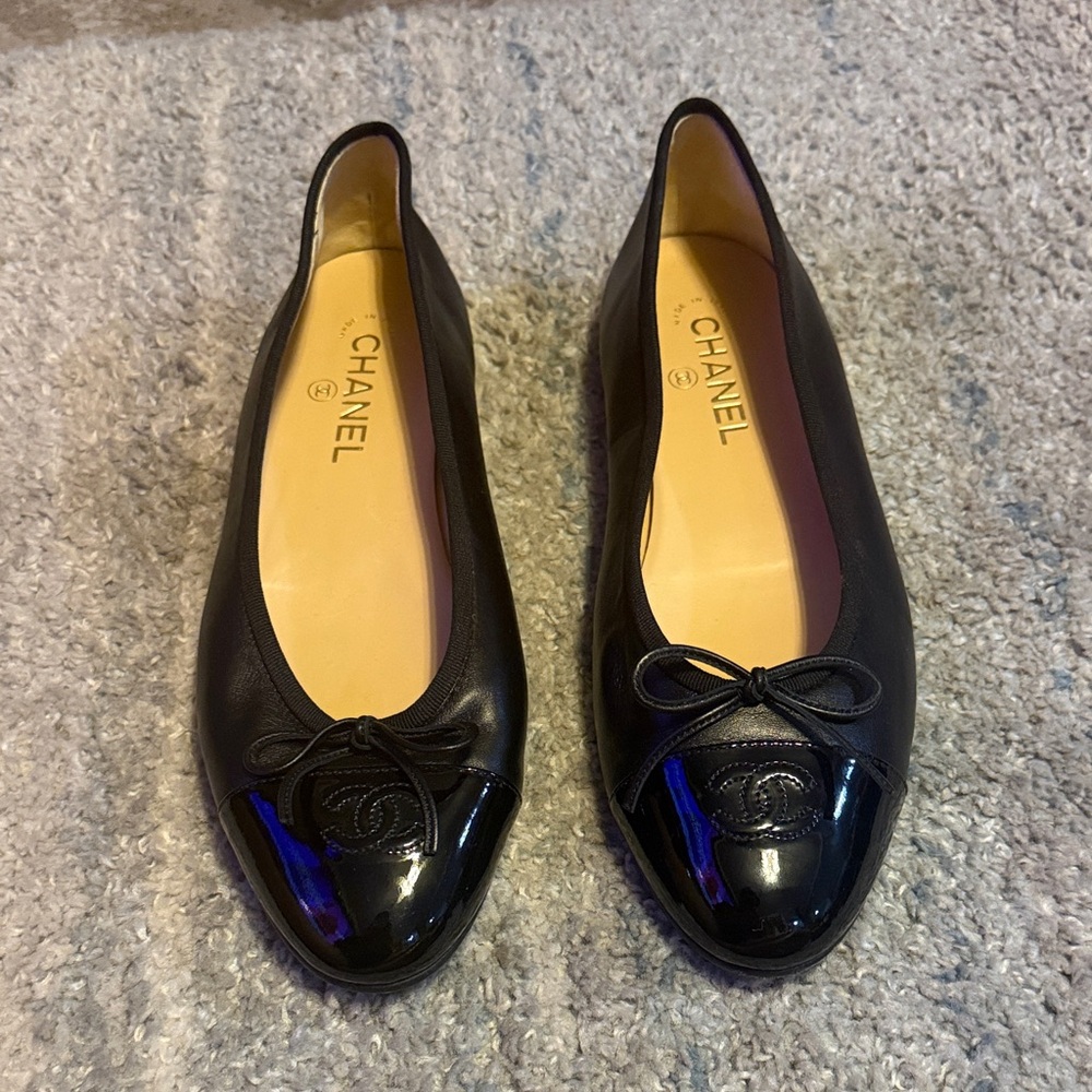 CHANEL Black Leather Cap-Toe Ballet Flats